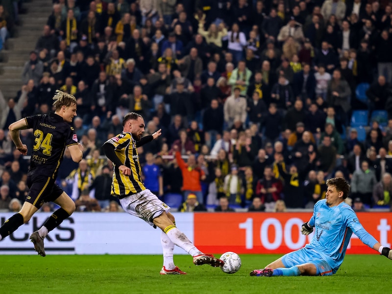 13.000 rode kaarten tijdens Vitesse-Jong Ajax als protest richting KNVB ...