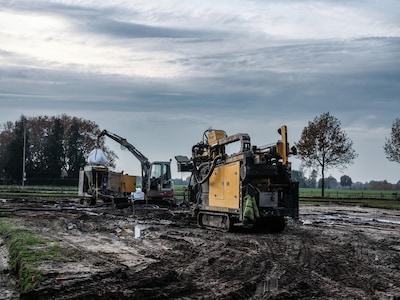 Hoe een gele machine op rupsbanden voor verwarming zorgt in deze toekomstige wijk in Zelhem