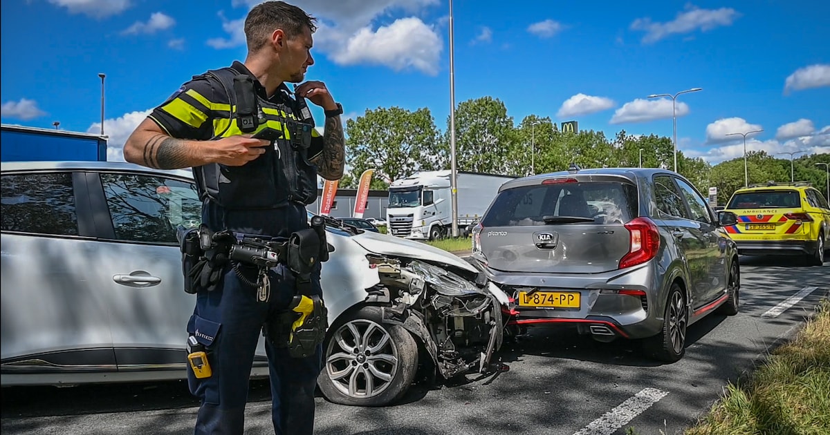 Aanrijding tussen drie auto’s zorgt voor file bij Arnhem.