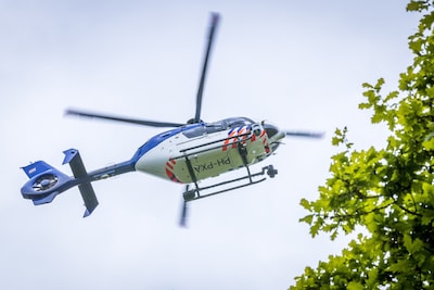 Politieheli cirkelt boven dorpje in Gelderland tijdens klopjacht op mogelijk gewapende man