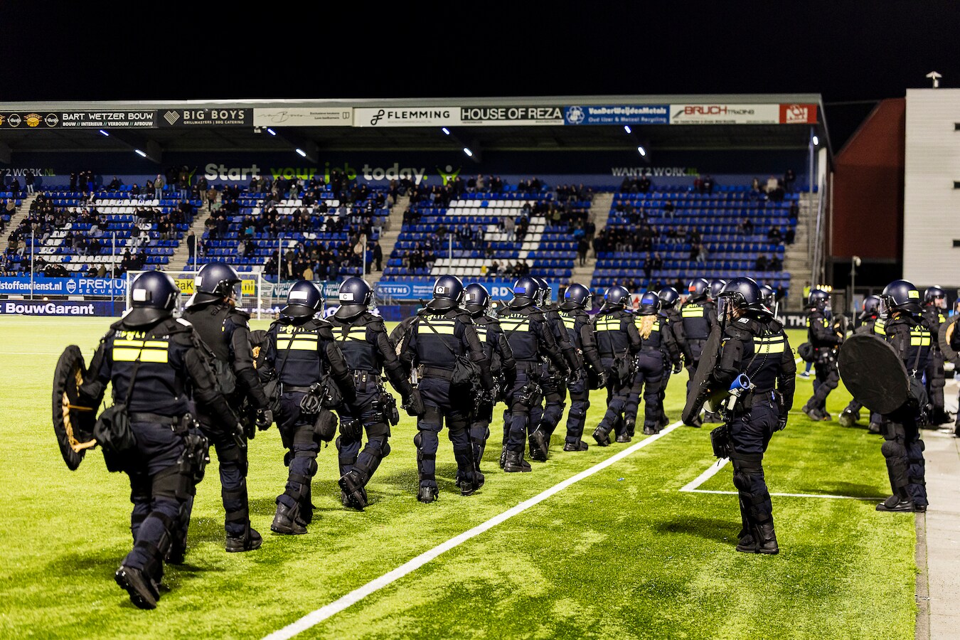 Bekerduel tussen FC Den Bosch en ADO gestaakt na rellen, ME in actie ...