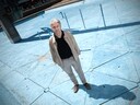 Erlend van The Moans poseert in de drooggelegde AKU-fontein. Wat hem betreft de mooiste plek van Arnhem. ,,We deden daar wasmiddel in, waardoor er een gigantische berg schuim op het Willemsplein ontstond.”