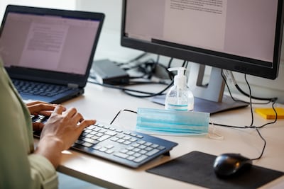 Fien is op kantoor bang voor virussen, maar mag niet thuiswerken: ‘Je bent toch niet van porselein, hoor ik dan’