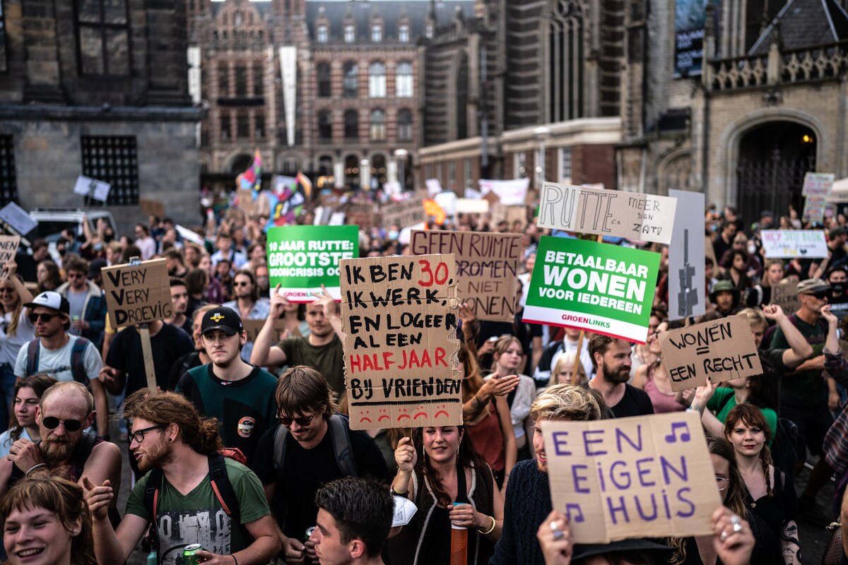 Archieffoto. Ruim 15.000 mensen gingen in Amsterdam op 12 september de straat op uit protest tegen de hoge huur- en huizenprijzen en het tekort aan woningen.