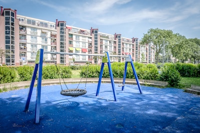 Geen ontsnappen aan de hitte in flats Kanaleneiland: ‘hier thuis is het warmer dan in het klaslokaal