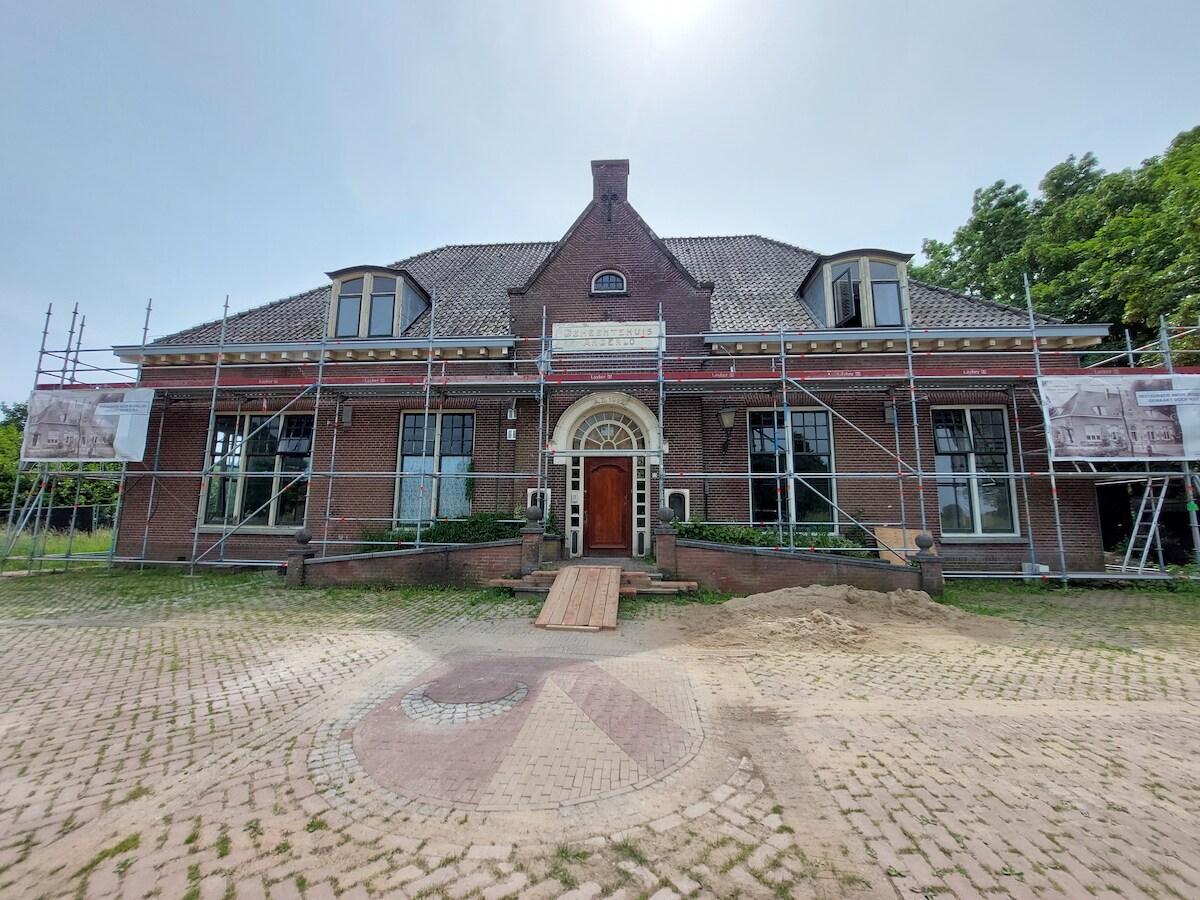 Oude gemeentehuis Angerlo wordt eindelijk in oude glorie hersteld: ‘In ...