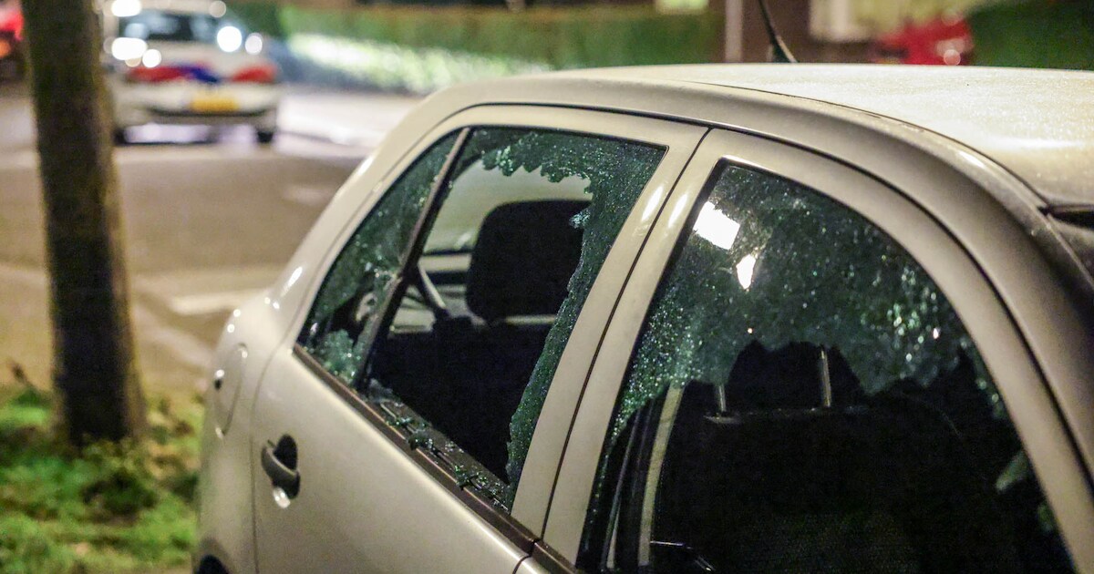 Man slaat in Hooglanderveen ruiten van auto in met honkbalknuppel | Amersfoort