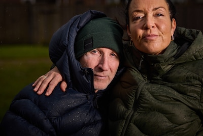 Na ernstig ongeluk wonen Manfred en Mirjam uit nood in een hotelkamer: ‘Ik ben aan het vechten’