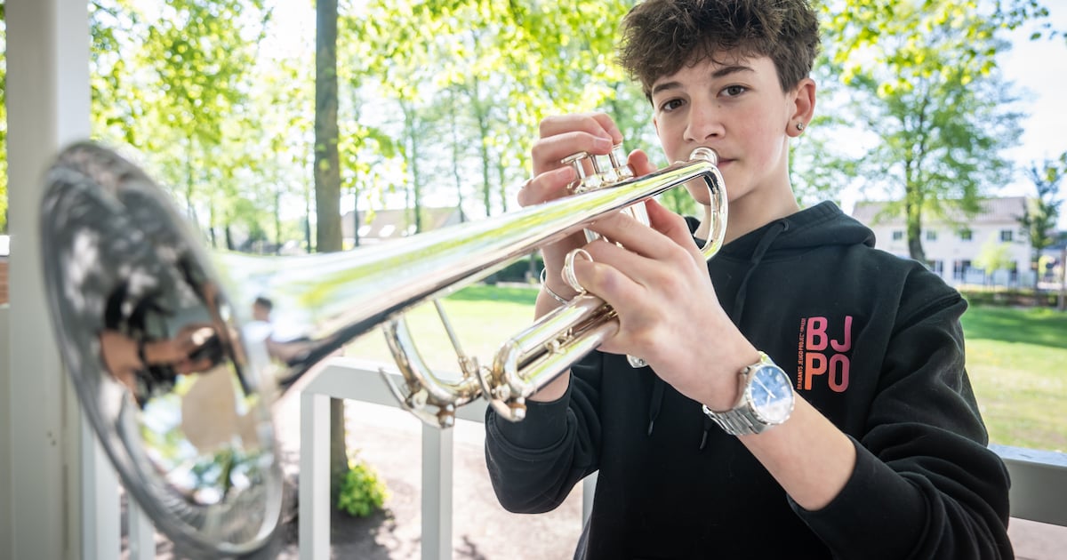 Sytze (14) gaat per trein langs ziekenhuizen met zijn trompet. ‘Ik wil daar een glimlach brengen’