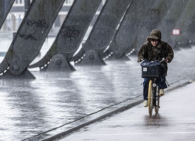 Rijkswaterstaat waarschuwt voor files en gevaarlijke situaties tijdens avondspits, op deze plekken vallen de felste buien