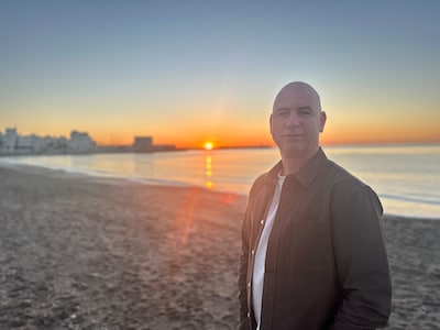 Trainer Dennis (51) is op trainingskamp, maar zijn ploeg blijft thuis: ‘Misschien mogen de spelers v