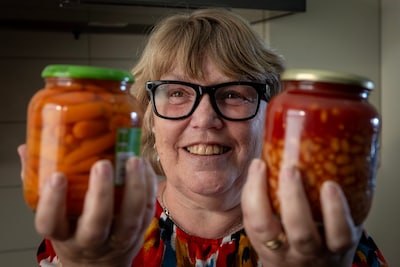 Ellen is blind en kan niet zonder omstreden gluurbril: ‘Alsof ik een stukje van mijn zicht terugheb’