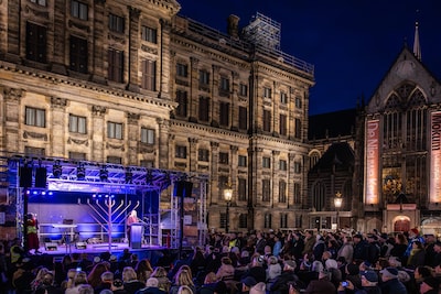Honderden mensen bij chanoekaviering op Dam in Amsterdam, met aandacht voor aanslag Bondi Beach in Sydney