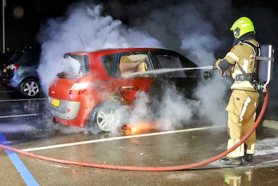 Wat is het verhaal achter dit bizarre filmpje? Man stapt uit auto die al minutenlang in brand staat