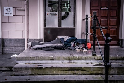 Camping Decathlon zet aan het denken: trekken anti-AZC’ers de daklozenkaart omdat ze met daklozen be