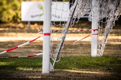 Sproeien mag niet, de velden verdrogen: kan het amateurvoetbalseizoen wel beginnen?