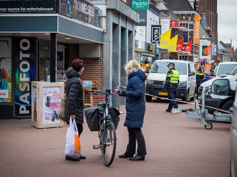 De moord op tonprater Frank Schrijen aan de Steenstraat in Boxmeer: omstanders kijken wat er aan de hand is.