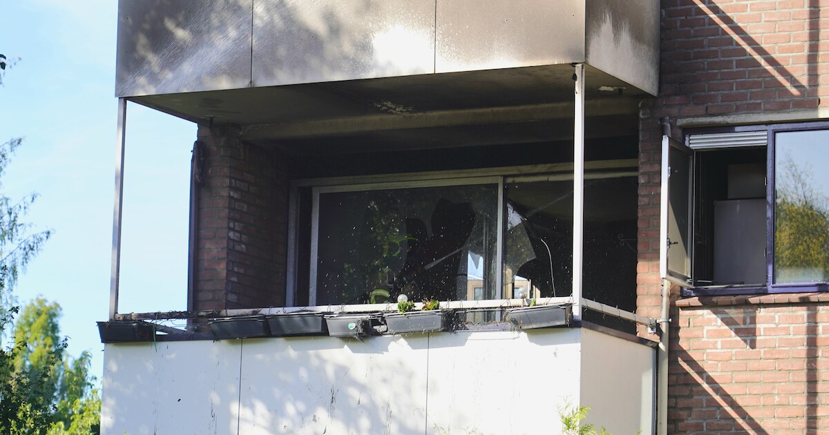 Bewoner ademt rook in bij woningbrand en moet naar het ziekenhuis