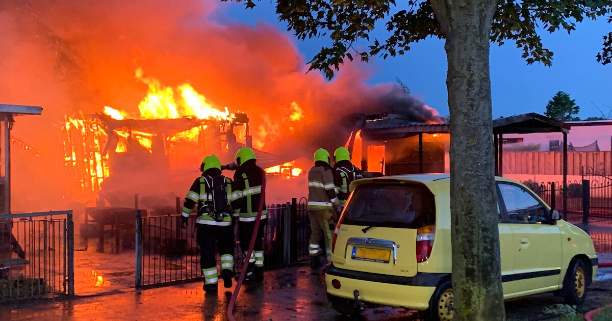 Chalet op Camping Heerewaarden in vlammen opgegaan, een man naar het ziekenhuis