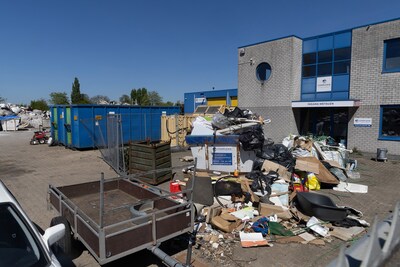 Afvalbedrijf dicht wegens illegale praktijken, maar mensen blijven rotzooi dumpen voor het hek