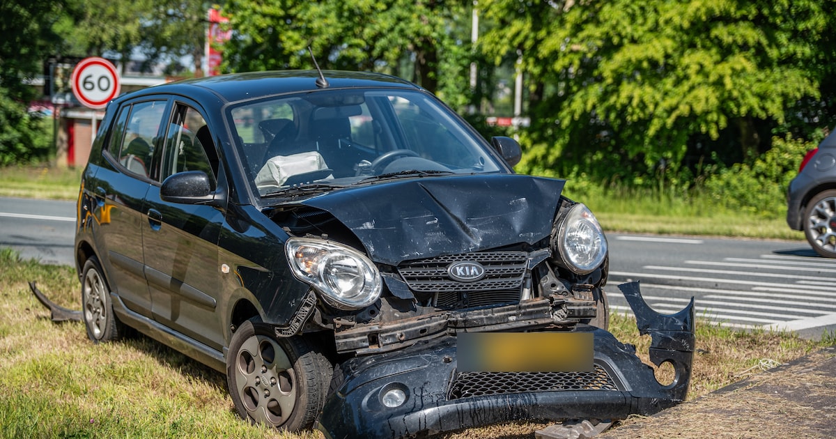 Auto verliest bumper na botsing in Babberich