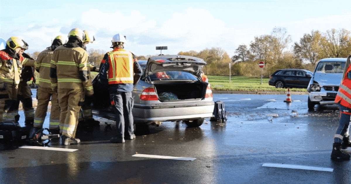Wéér een ongeluk op deze kruising: Je hoort ze toeteren dan is het