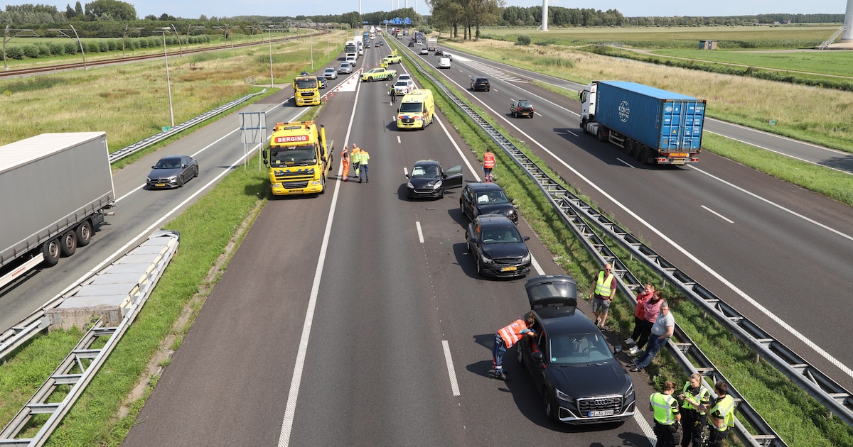 Meerdere gewonden en file na botsing op A15.
