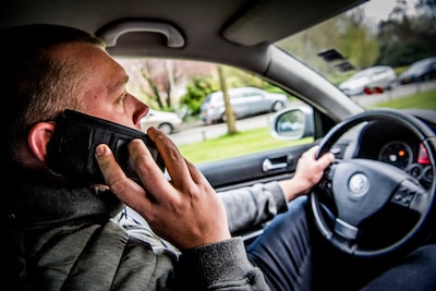 Jan bekent dat hij belde achter het stuur, tóch wil hij boete van tafel. Wat doet de rechter? ‘U weet het dondersgoed’