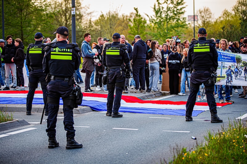 Enkele honderden demonstranten verzamelden zich.