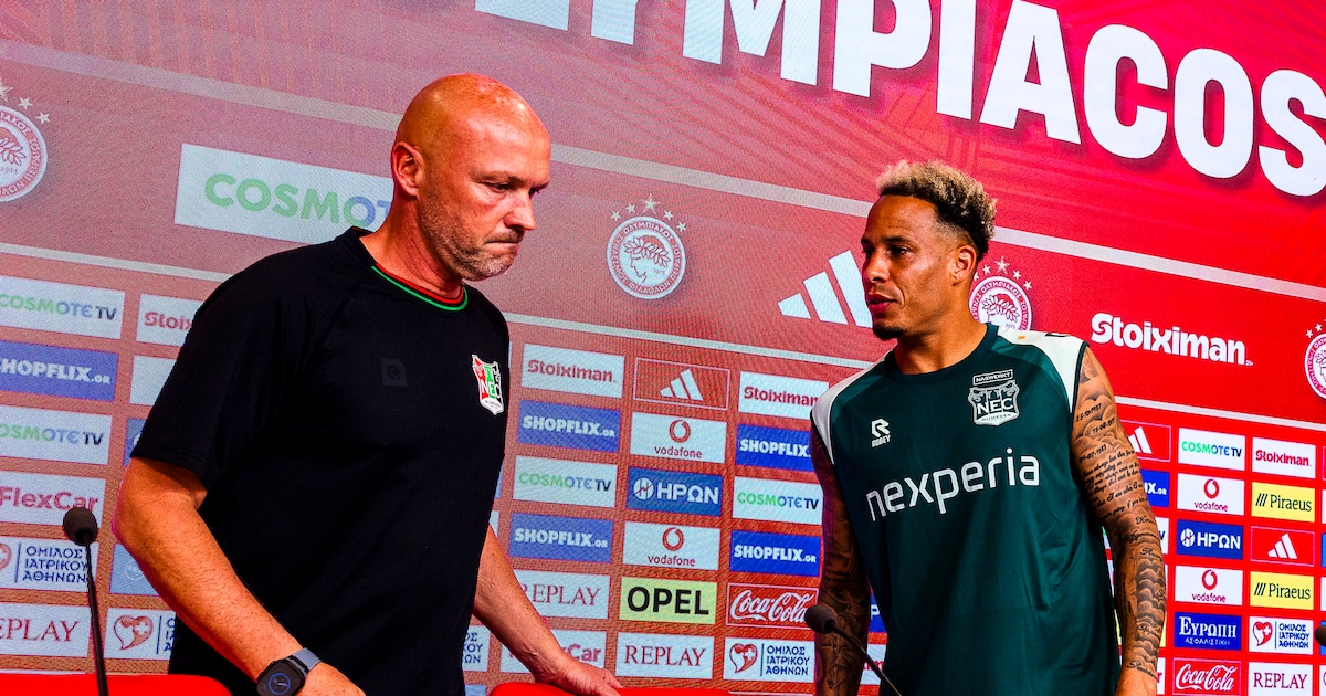 De trip naar Athene verloopt met een chaotische persconferentie meteen ...