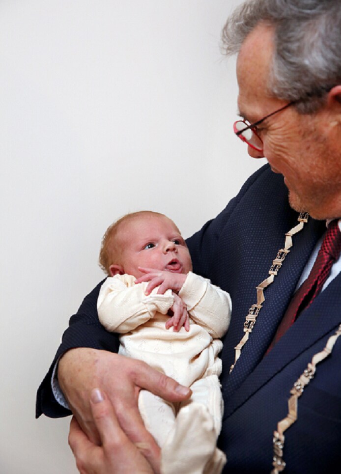 Kae Anna uit Dodewaard is de 25.000ste inwoner van de gemeente Neder ...