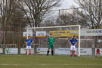 Van back naar held onder de lat: Thijssen redt Unitas’28 met vuisten én voeten