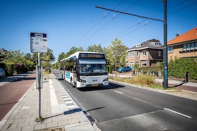 Beton bij bushaltes leidt volgens bewoners zelfs tot scheuren in huizen: net aangepakte weg alweer op de schop
