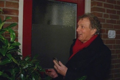 Robert ten Brink staat voor dichte deur in All you need is love, dan doet oma Thea open: ‘Ik heb dit gedroomd!’