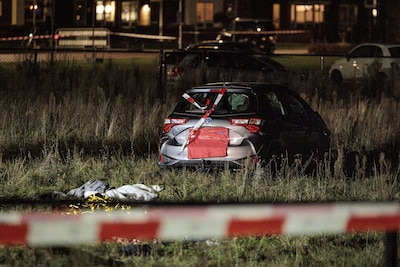 Vol enthousiasme staan ouders met kinderen klaar voor lichtjestocht, als de stoet er bijna is gaat het mis