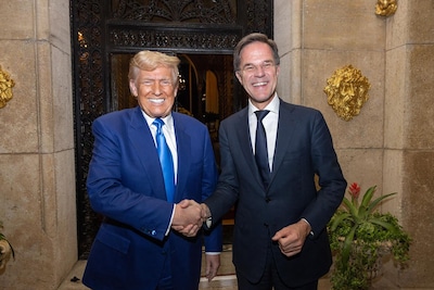 Wat Rutte met zijn vleiende berichten aan Trump probeert te bereiken: ‘Vrij van risico is het niet’