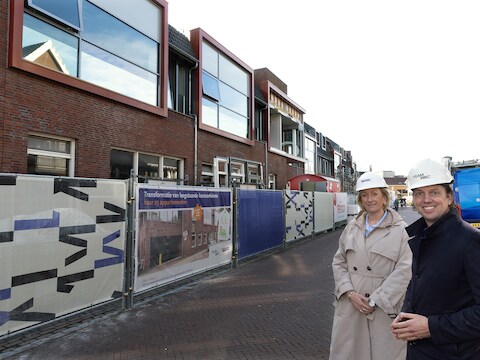 Mariëlle Geessinck, ontwikkelmanager van opdrachtgever De Woonplaats en Jelle Hegeman, directeur van het uitvoerende bouwbedrijf TeamWBC 