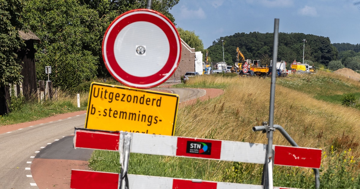 Diner midden op de dijk: zo viert Jeffrey dat weg langs de IJssel na twee jaar weer open gaat