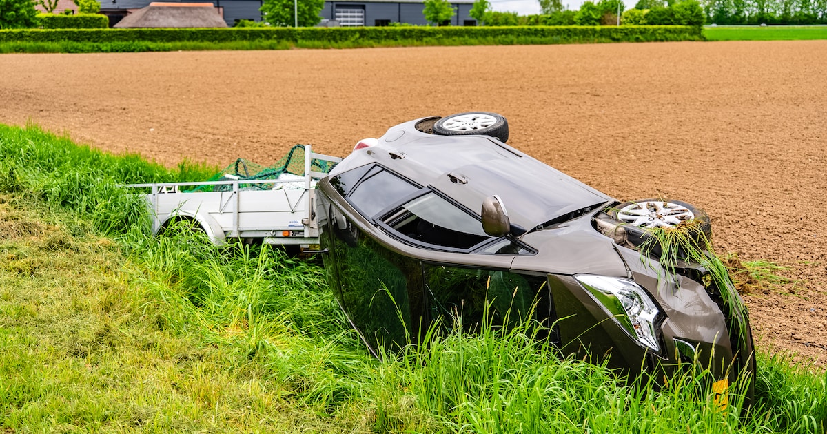 Auto met aanhanger komt in sloot terecht in Slijk-Ewijk