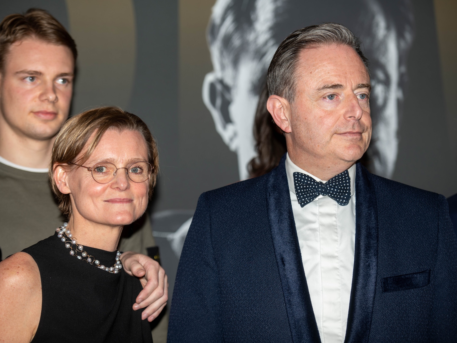 Premiersvrouw België worstelt met trauma's en verliest zich in eetstoornis: 'Bart ging diëten en ik dacht, ik doe mee'