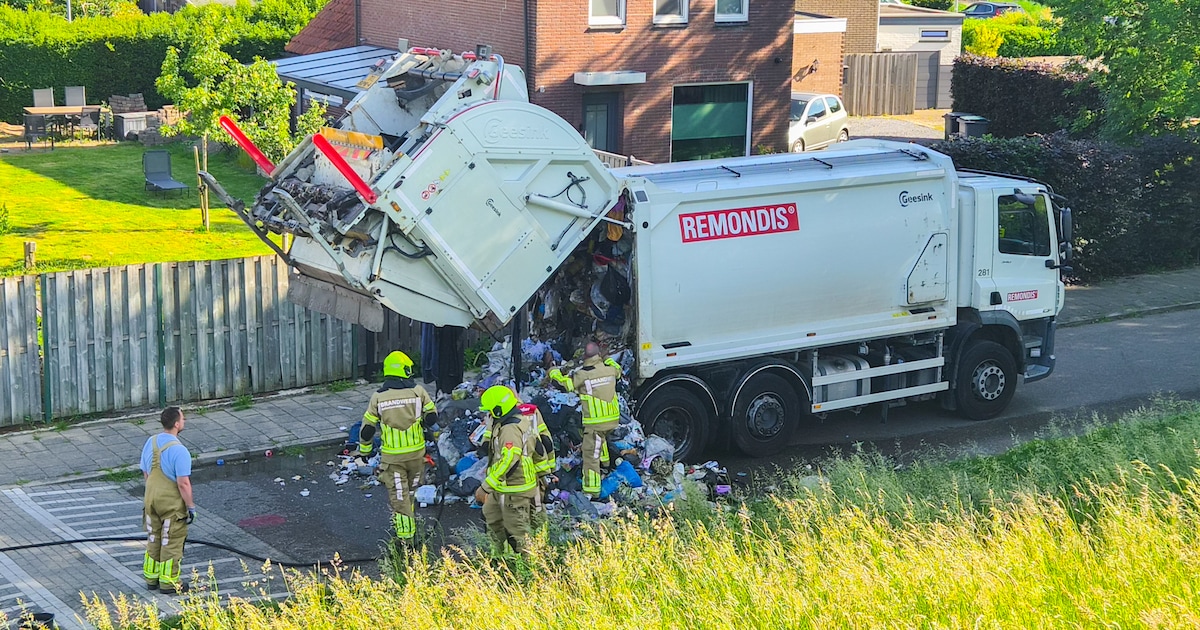 Lading afval vat vlam in vuilniswagen