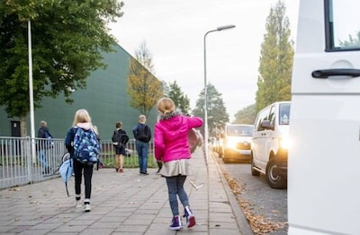 School om 14.15 uur uit, kwetsbaar kind pas om 16.00 uur opgehaald: ouders slaan alarm over chaos met vervoer
