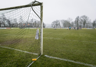 Limburgse club royeert keeper die tanden uit mond van jongen (17) sloeg
