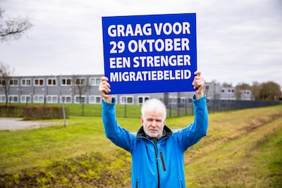 Gerrit belandde met dit bord tussen de rellende hooligans: ‘Geert Wilders lost niks op’