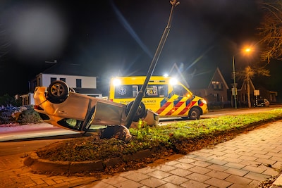 Inzittenden uit over de kop geslagen auto dumpen spullen en gaan ervandoor