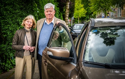 Oud-minister Ivo Opstelten zoekt redder in wit overhemd: ‘Hij moest snel weg… waarschijnlijk om te trouwen’