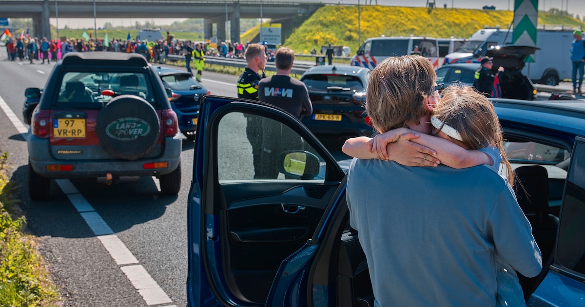 Nijmeegse fotograaf deelt unieke beelden van XR-blokkade op A12: zo begint de chaos op de snelweg