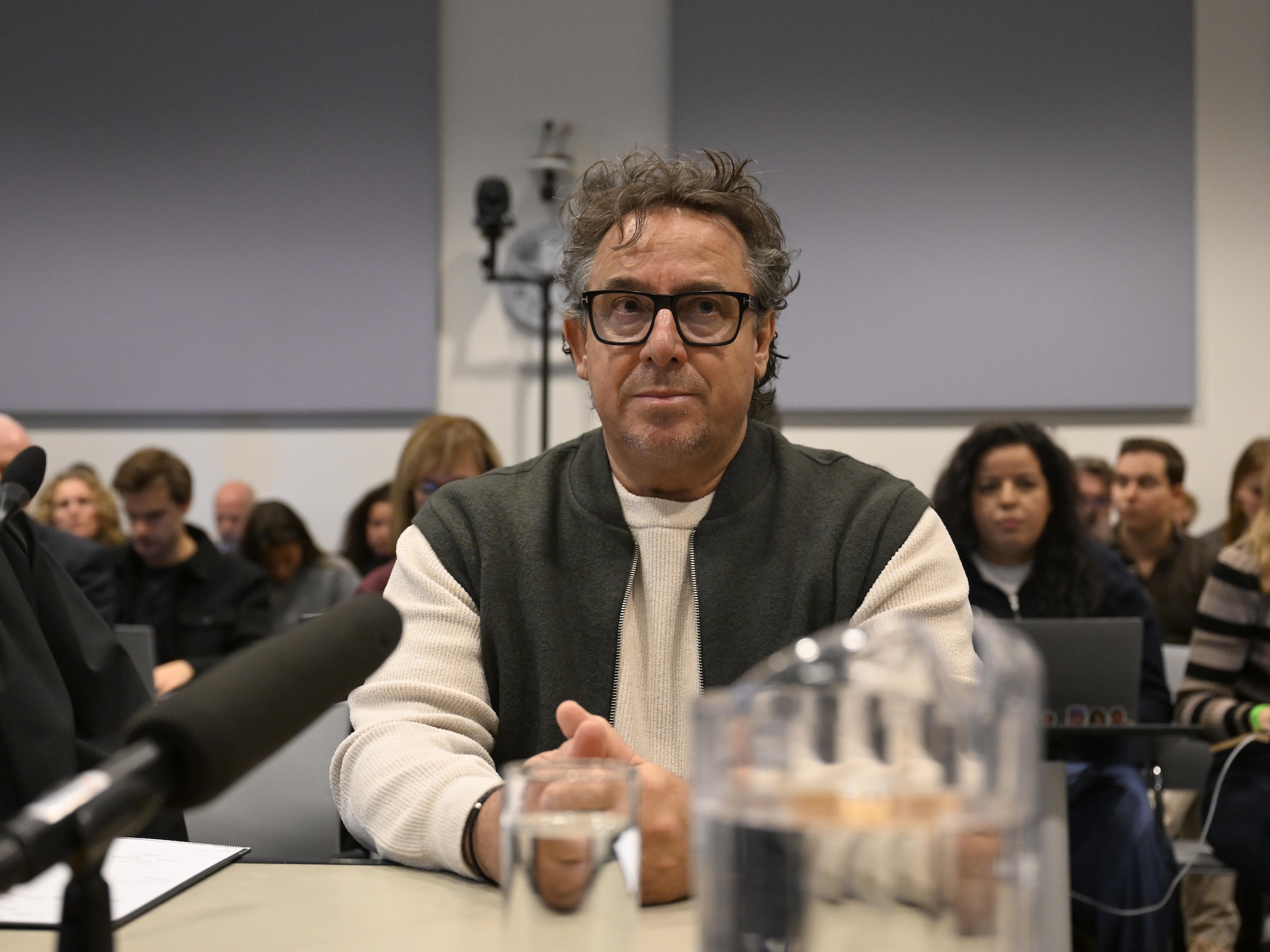 Borsato hoort vol ongeloof strafeis aan, mag ‘bij hoge uitzondering’ via achteruitgang rechtbank uit