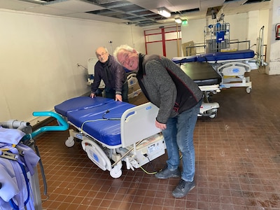 Vrijwilligers halen kraambedden en brancards op voor Suriname