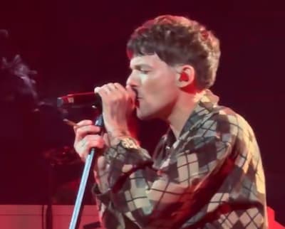 Louis Tomlinson rookt joint tijdens zijn concert in Amsterdam, maar dat mag eigenlijk niet
